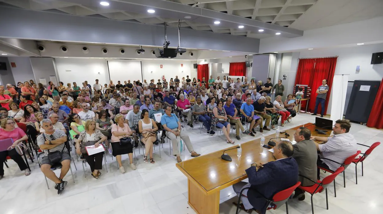 Asamblea realizada en junio por Facua con los afectados de Idental