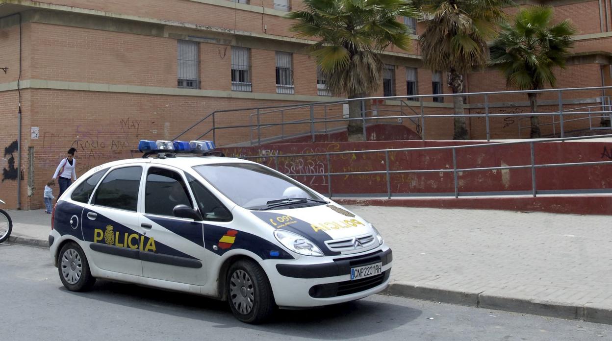 Un vehíuclo dela Policía Nacional patrulla por una barriada onubense