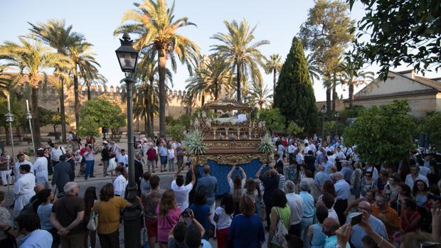 La elegancia de la Virgen del Tránsito inunda el barrio de San Basilio de Córdoba