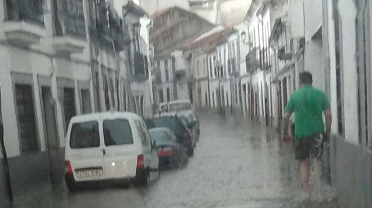 Estado en que ha quedado una de las calles de Villanueva de Córdoba tras el agua torrencial caída esta tarde