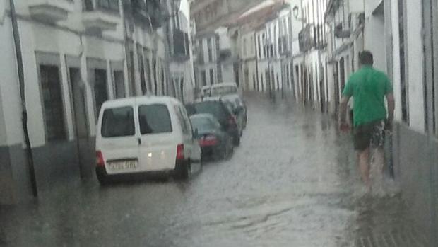 Una fuerte y repentina tormenta de lluvia y granizo causa destrozos en Villanueva de Córdoba