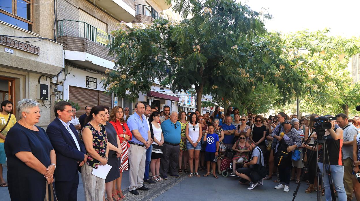 Vecinos y familiares se concentran en señal de repulsa en el municipio granadino