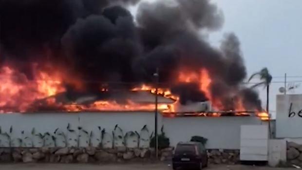 Un espectaculra incendio en una freidora calcina un chiringuito en Málaga