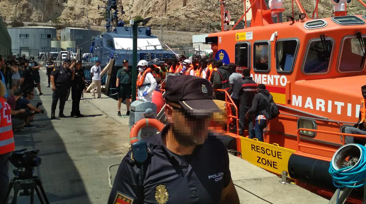 La Policía Nacional durante una intervención a inmigrantes en el Puerto de Almería.
