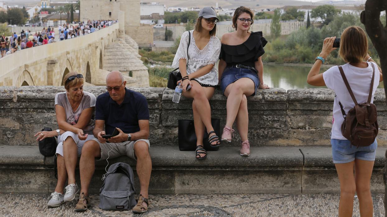 Turistas en el puente romano