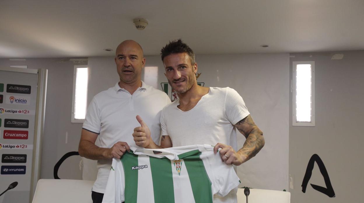 Rafael Berges posa junto a Federico Piovaccari en el estadio El Arcángel