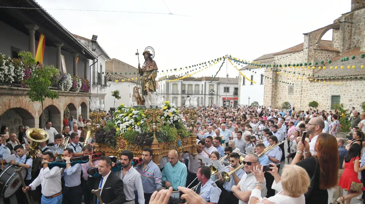 San Roque en procesión por las calles de Dos Torres