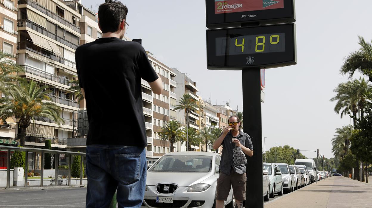 Dos turistas retratan un termómetro cordobés con una temperatura absurda