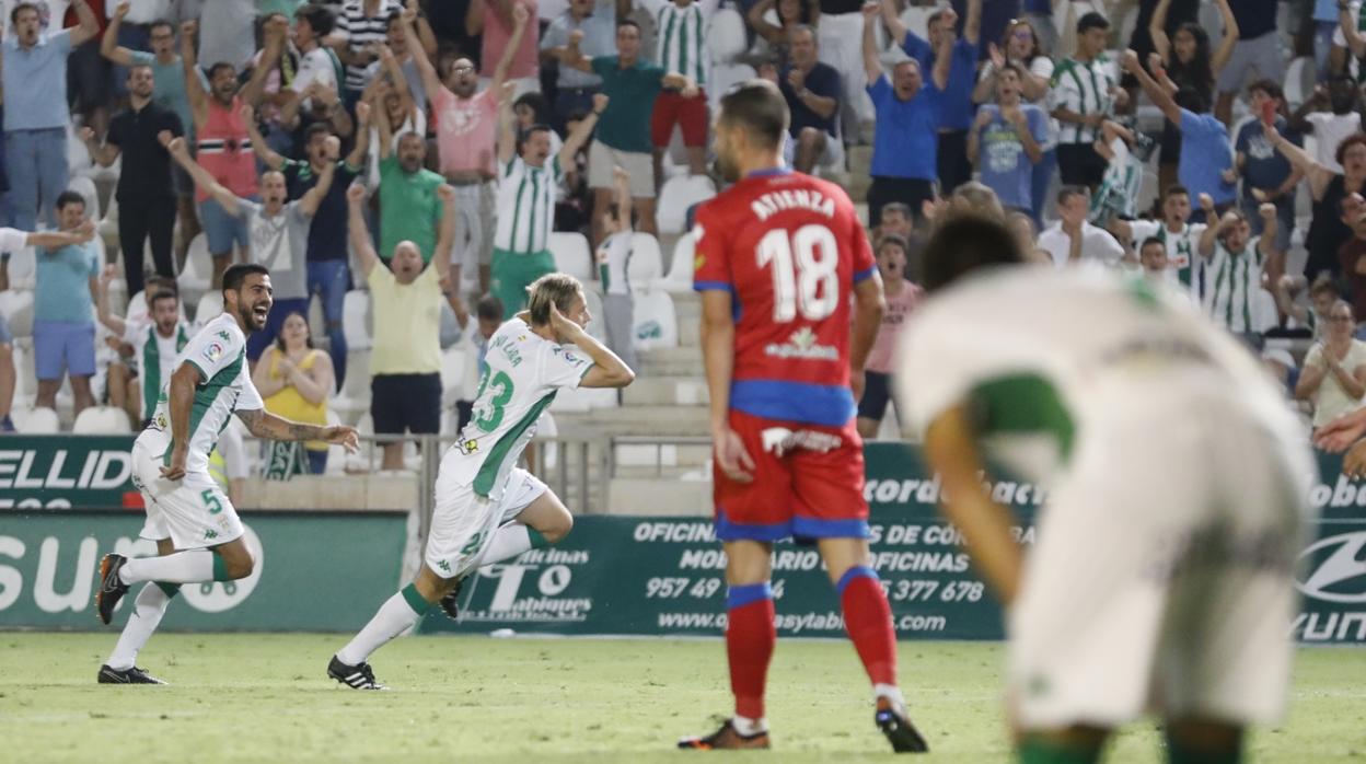 Javi Lara celebra el 2-1 del Córdoba CF ante el CD Numancia en El Arcángel