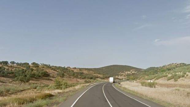 Muere un motorista al salirse de la carretera cerca de Cumbres Mayores