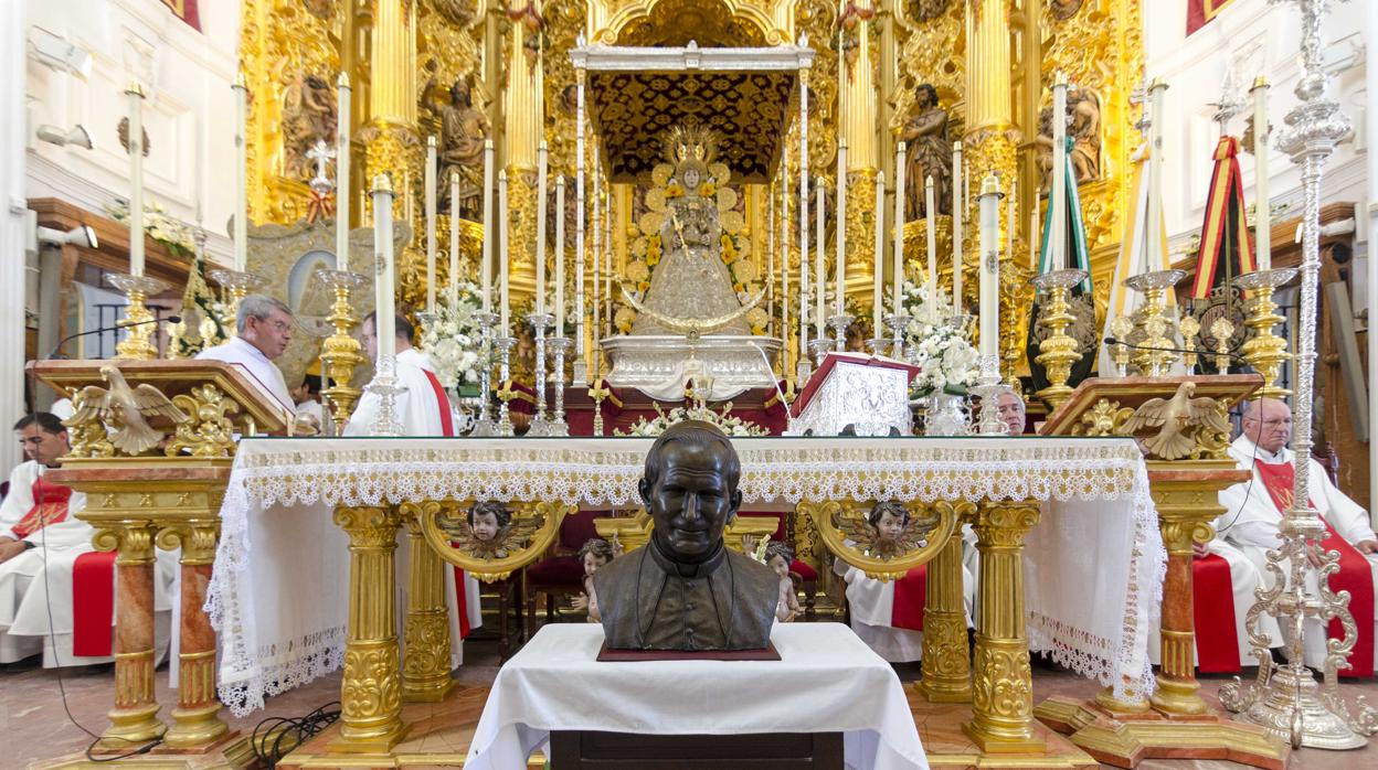 La Fundación Santo Súbito ha hecho entrega a la Hermandad Matriz de un busto de San Juan Pablo II