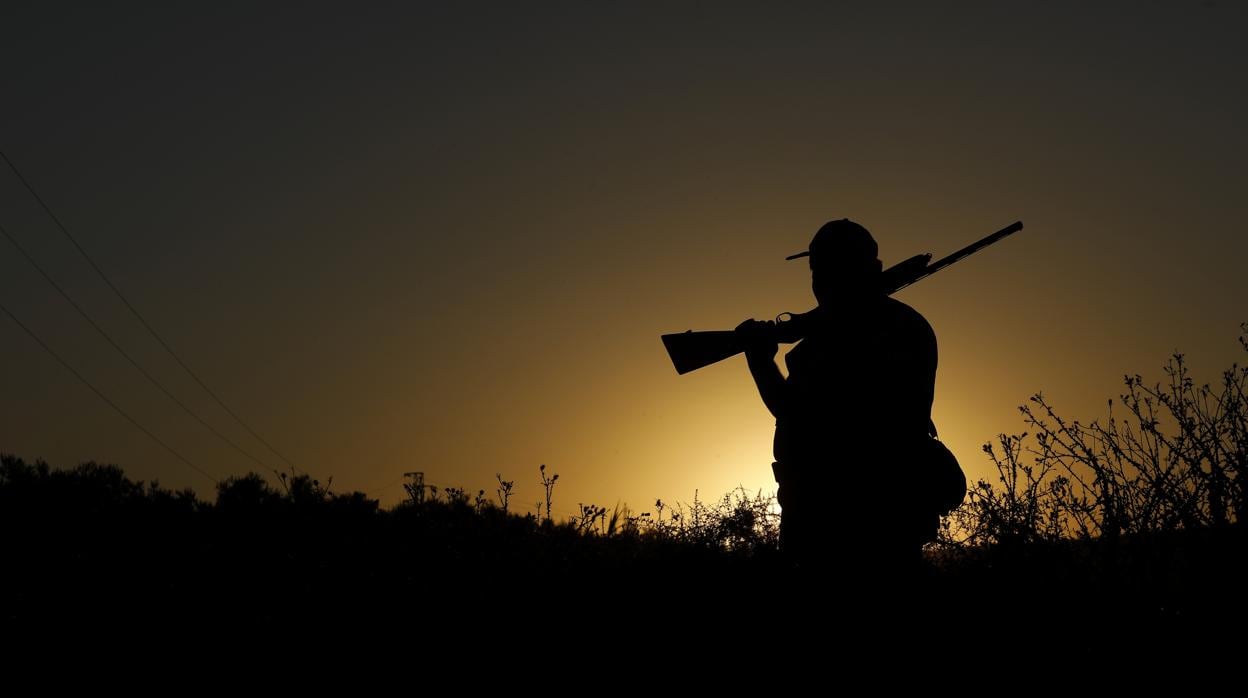 Un cazador listo para la joranda de caza al alba