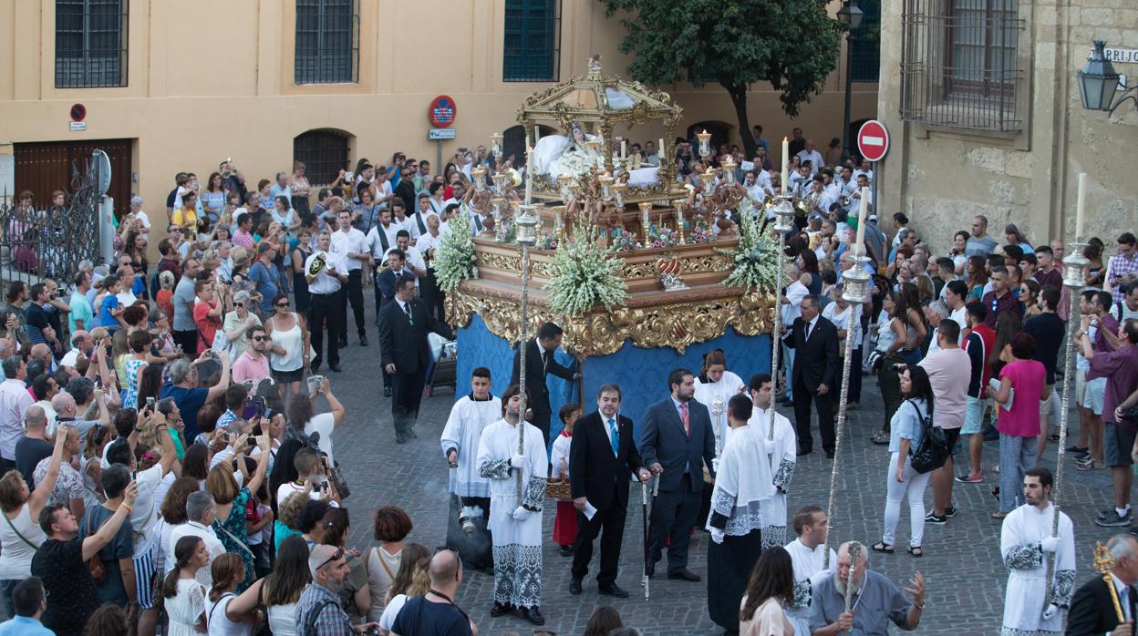 La Virgen del Tránsito llegando a la calle Torrijos