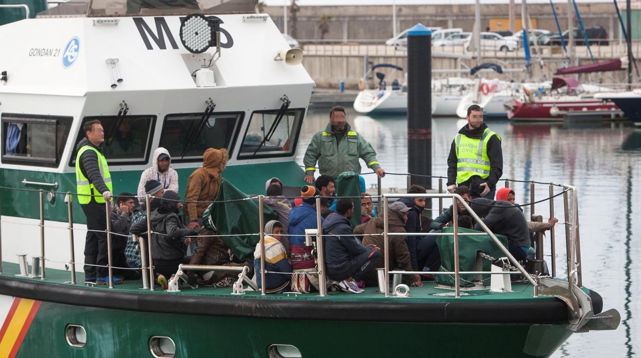 Miembros de la Guardia Civil durante uno de los rescates llevado a cabo en alta mar