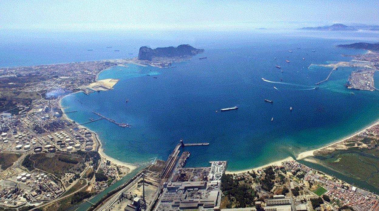 Imagen panorámica de la Bahía de Algeciras con el Peñón de Gibraltar al fondo.