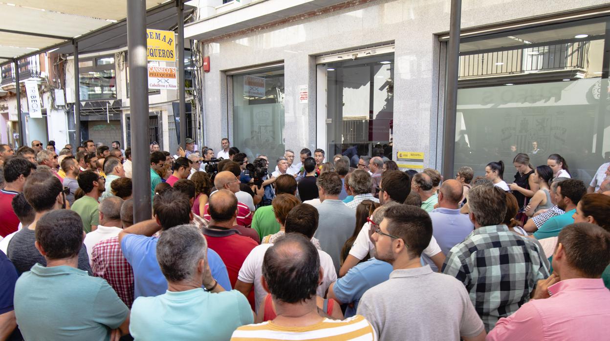 Los regantes del Condado se han manifestado hoy ante la Subdelegación del Gobierno