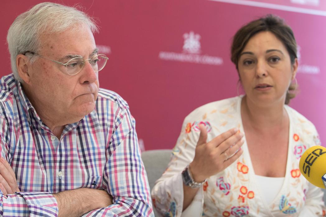 El teniente de alcalde, Emilio Aumente, y la alcaldesa de Córdoba, Isabel Ambrosio