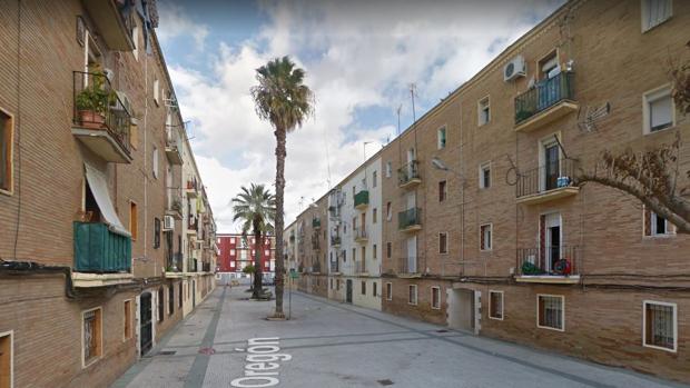 Un joven escala hasta un segundo piso para intentar rescatar a un anciano ante el incendio de su casa