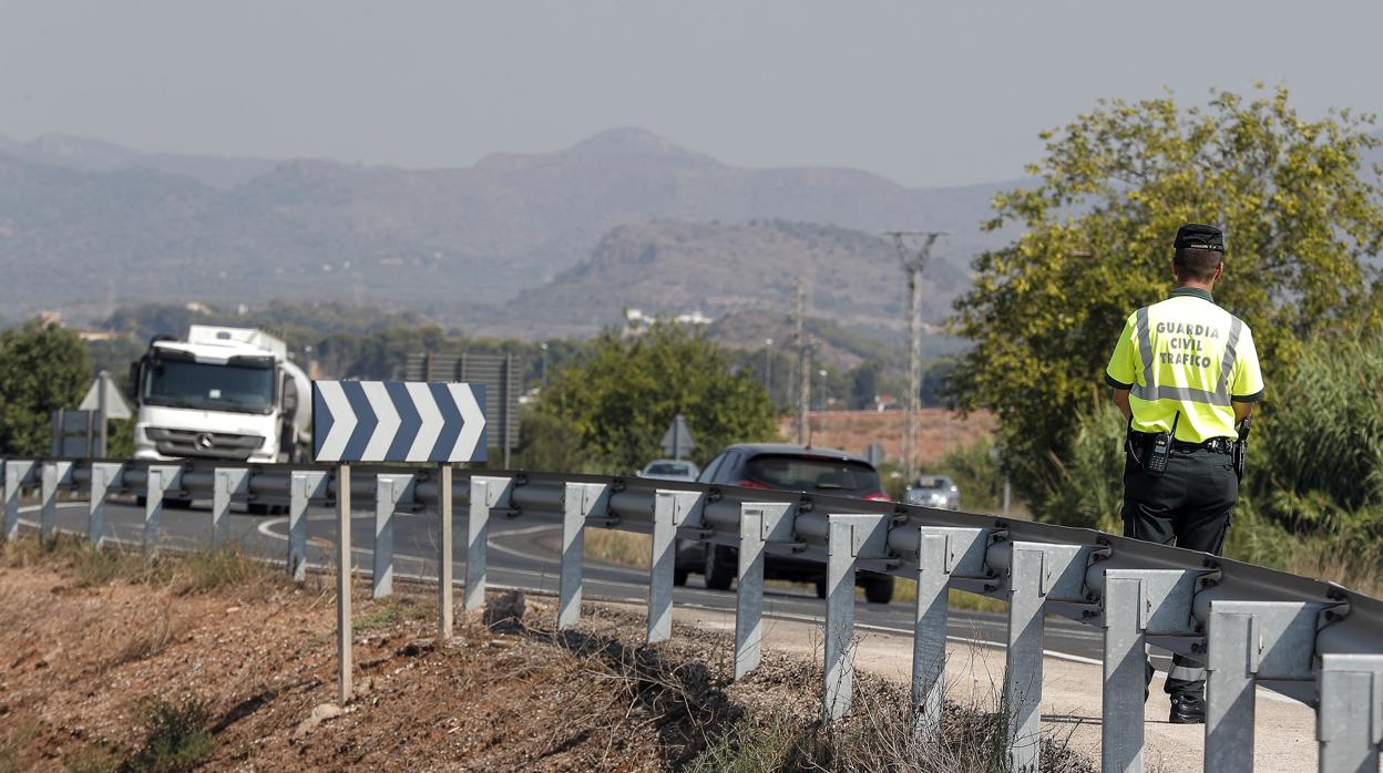 Un agente de la Guardia Civil de Tráfico durante un control