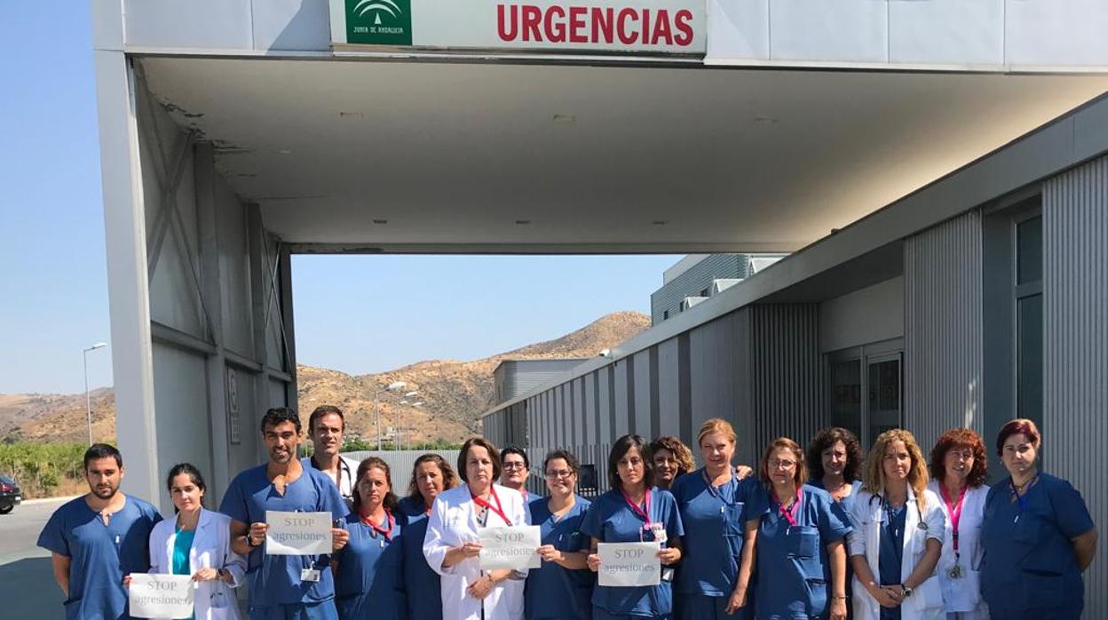 Protesta de los médicos en un centro de salud afectado por las agresiones