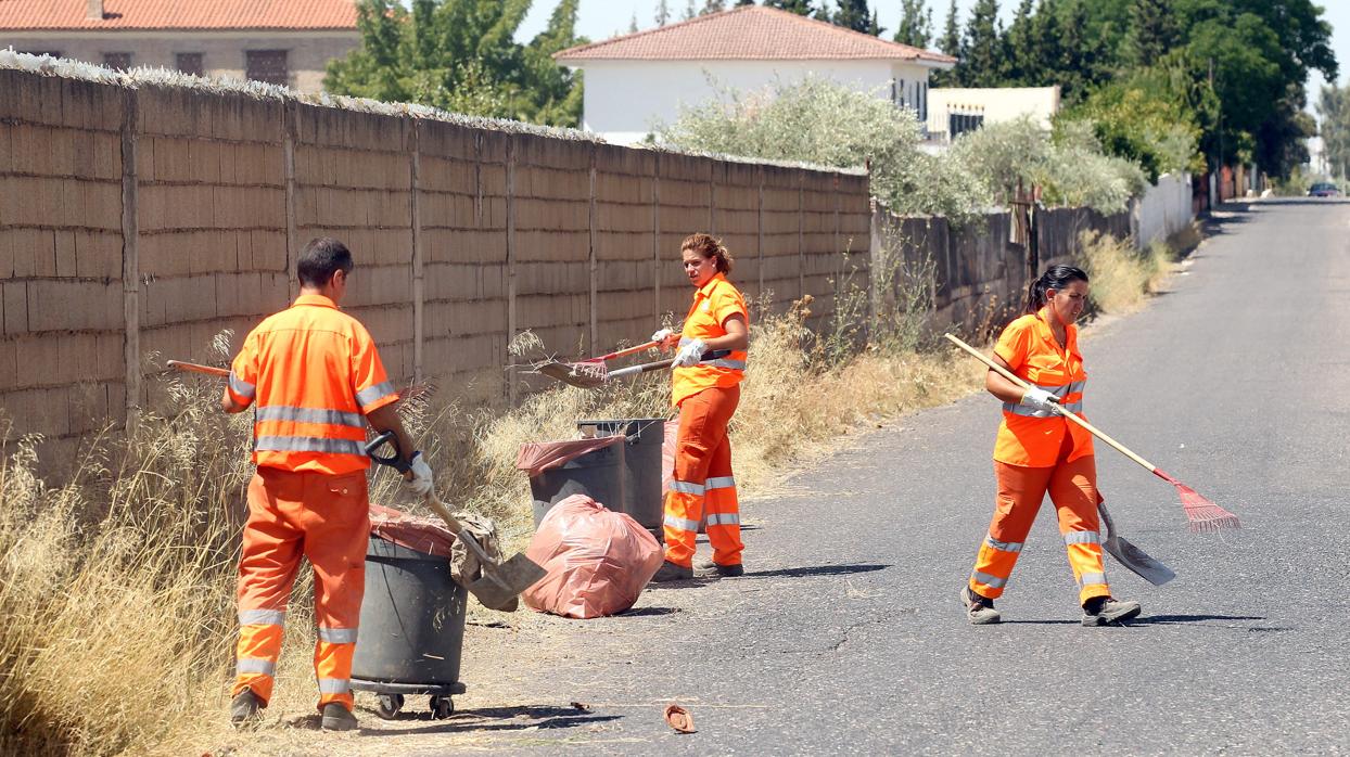 Operarios de Sadeco limpiando en el polígono de las Quemadillas