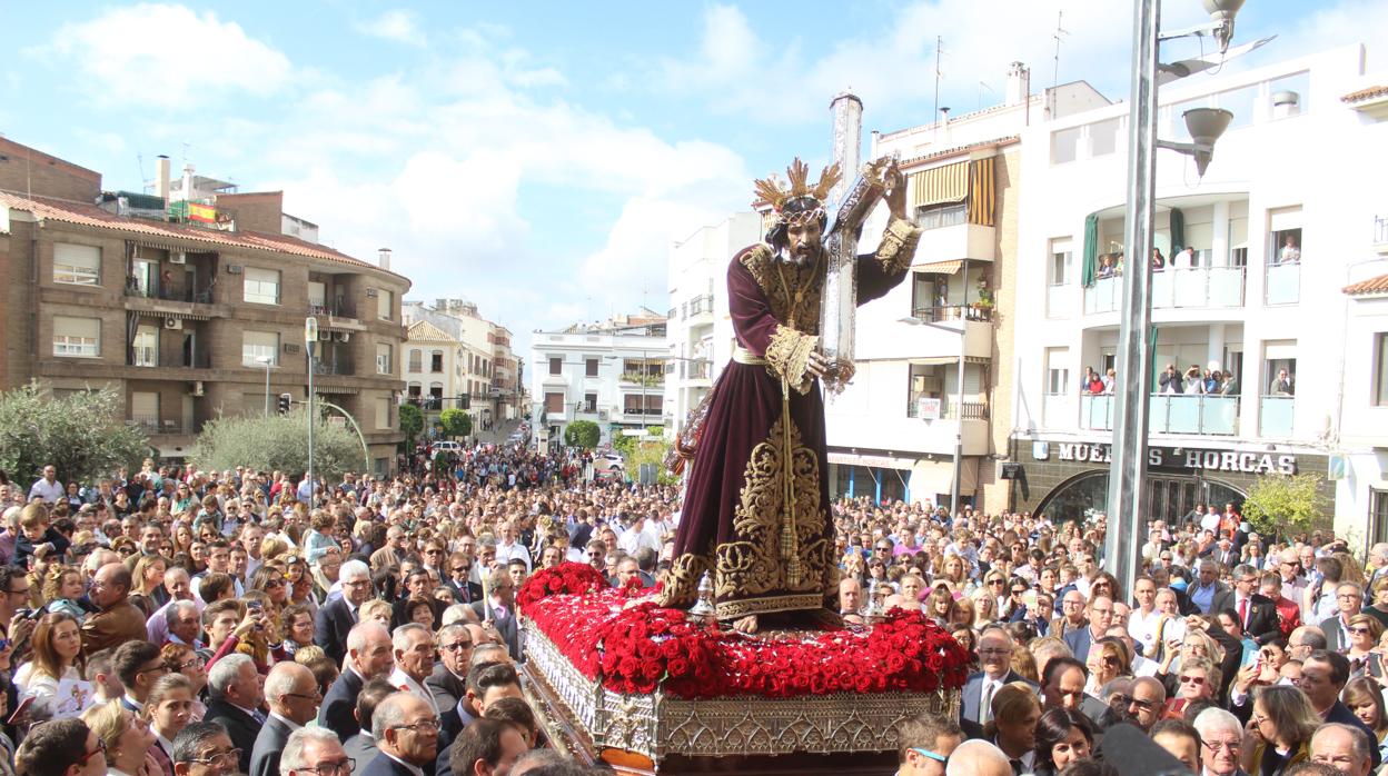 La imagen de Jesús Nazareno en procesión por las calles de Baena