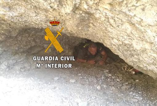 El hueco por el que accedieron los agentes