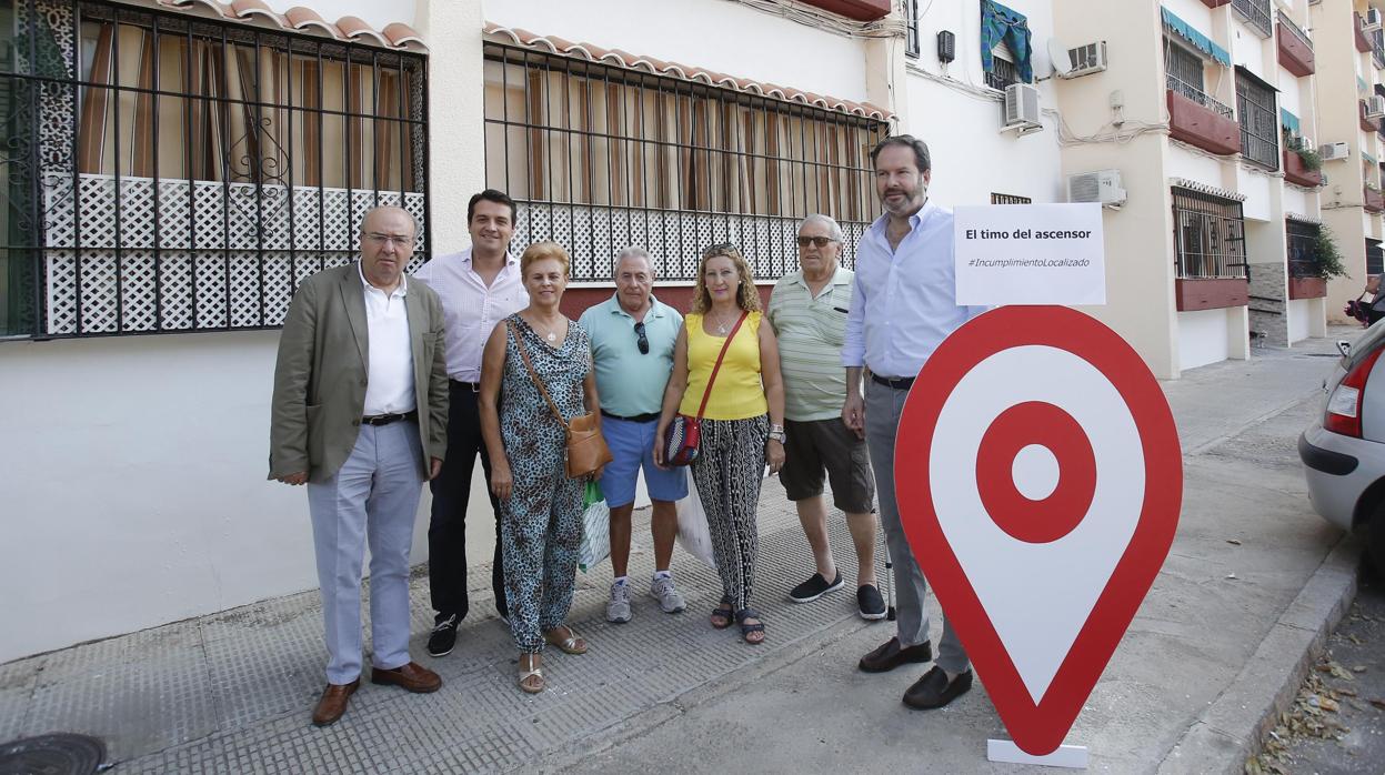 Bellido, Molina y Martín con vecinos de la Fuensanta