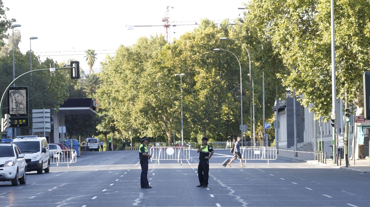 Agentes de la Policía Local en la Avenida República Argentina