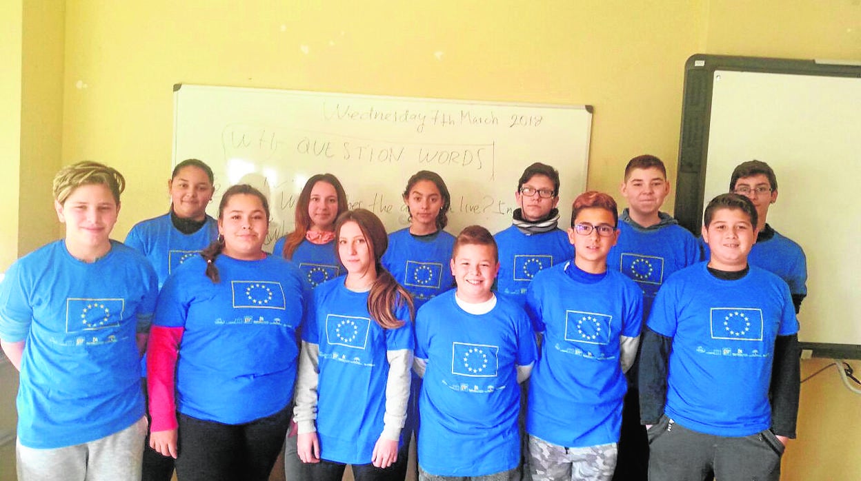 Alumnos del Instituto Guadalquivir con la camiseta del plan Erasmus+