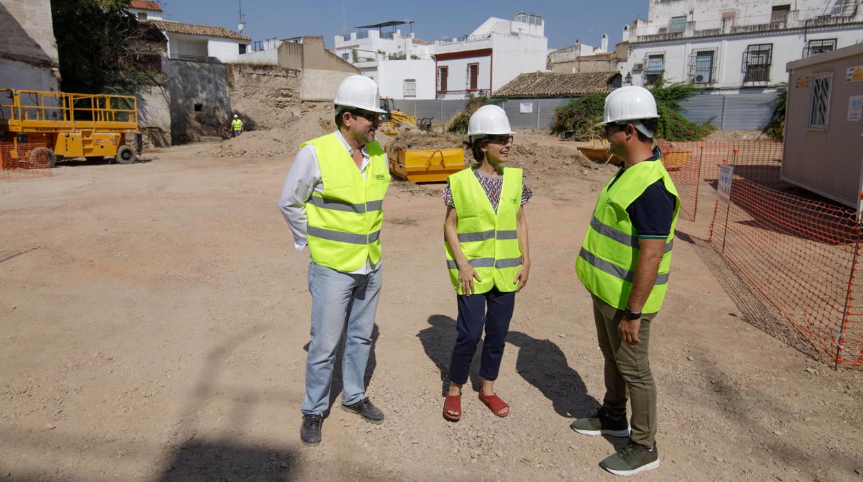 Pedro García, a la derecha, con técnicos de la GMU durante la visita a las obras del Cine Andalucía