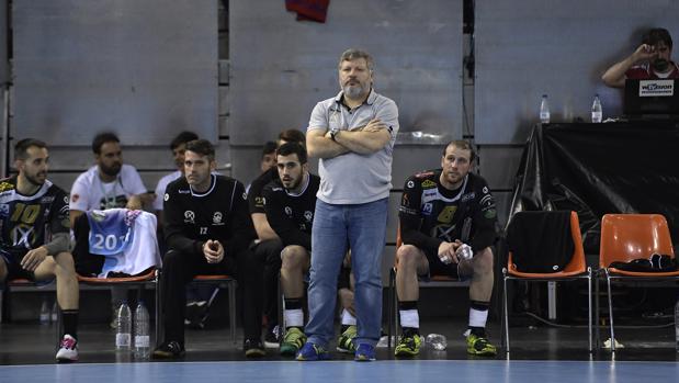 El entrenador del Ángel Ximénez de Puente Genil, en la UCI tras ser operado de urgencia