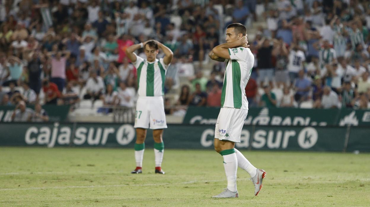 Álvaro Aguado, al fondo de la imagen, se lamenta durante el partido ante el Real Oviedo