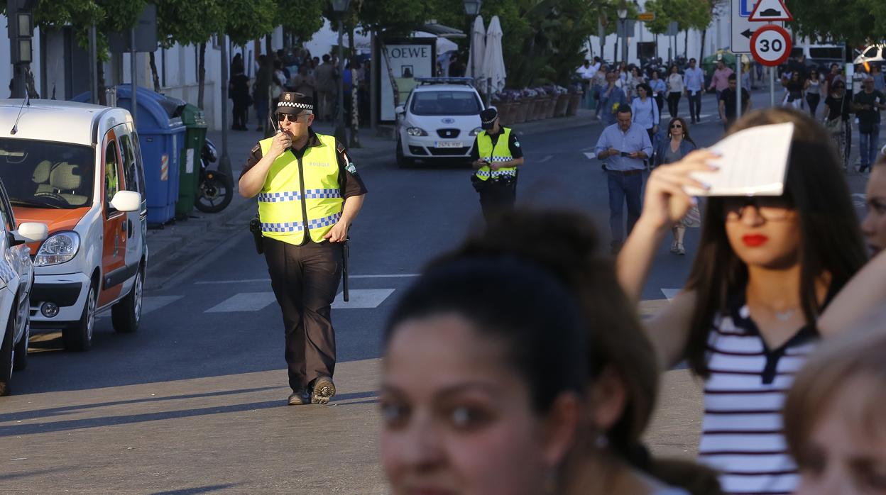 Agentes de la Policía Local velando por la seguridad de una procesión de Semana Santa en Córdoba