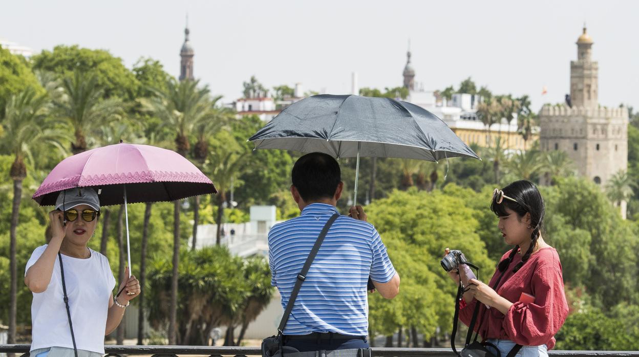 Un hombre observa un termómetros en Córdoba que marca 44 grados