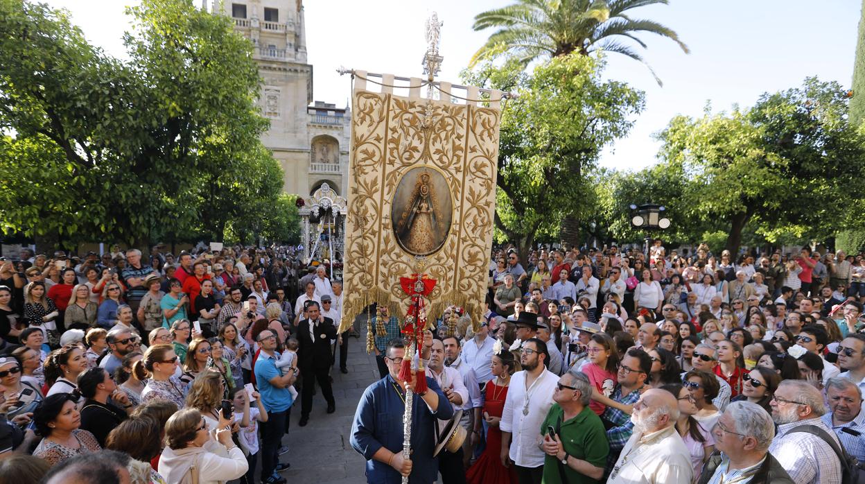 Simpecado de la hermandad del Rocío de Córdoba