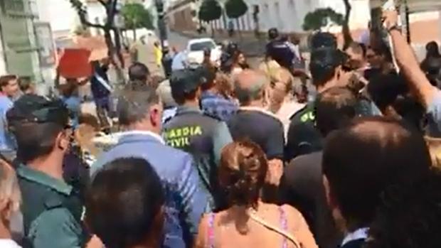 Los regantes del Condado de Huelva reciben con abucheos a Susana Díaz en su vuelta al trabajo