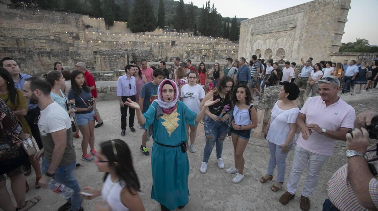 Asistentes a una de las visitas teatralizadas en Medina Azahara