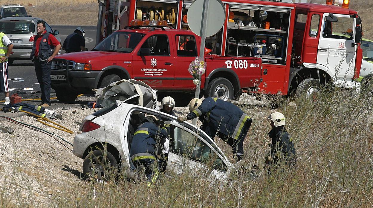 Imagen de archivo de bomberos actuando en un accidente de tráfico