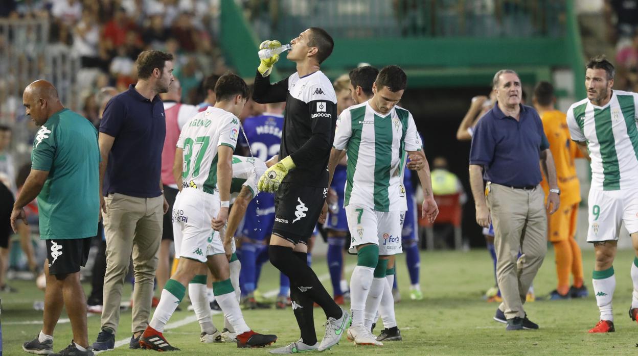 Stefanovic se refresca en el partido ante el Oviedo