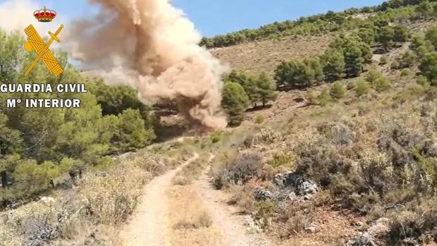 Un vecino de Almería encuentra 63 kilos de goma 2 y 288 detonadores en una mina abandonada