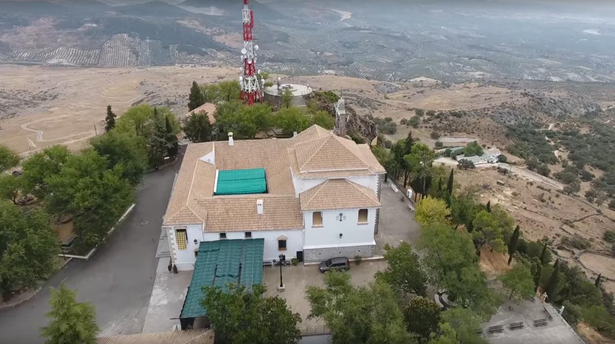 Una captura del vídeo del sobrevuelo del Santuario de Cabra