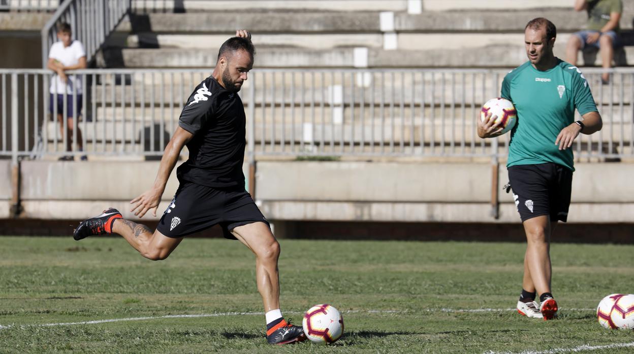 El pivote Edu Ramos golpea el balón en la Ciudad Deportiva Rafael Gómez