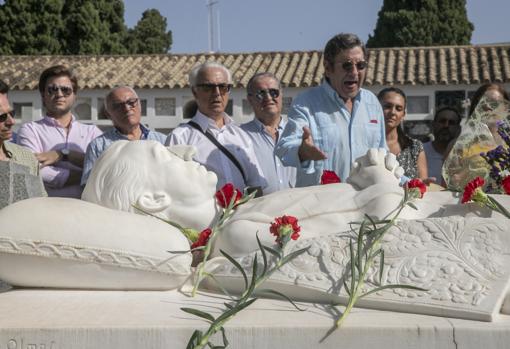 José Castejón entona el Padre Nuestro junto al mausoleo del diestro