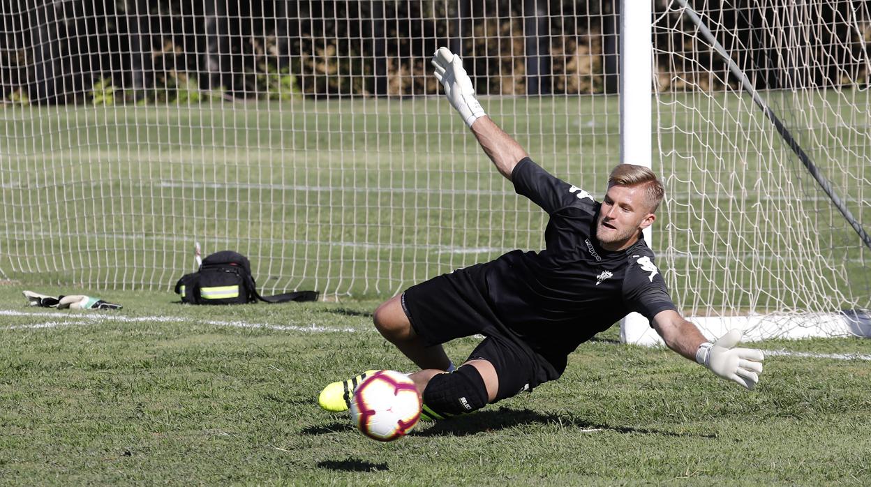 El portero del Córdoba CF Pawel Kieszek