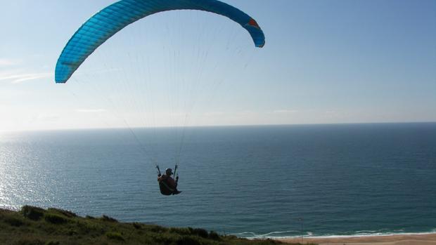 Herido un parapentista de 53 años tras chocar contra un mástil en la playa de Matalascañas