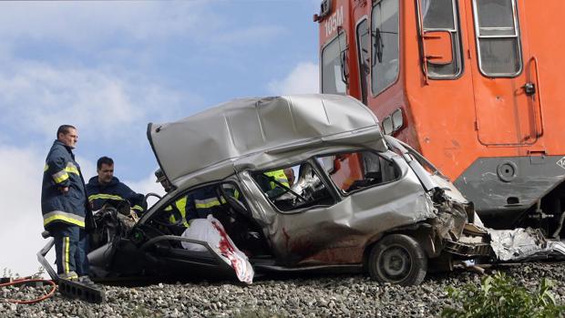 Una máquina de mantenimiento ferroviario arrolla un turismo en el paso a nivel en Gibraleón, Huelva