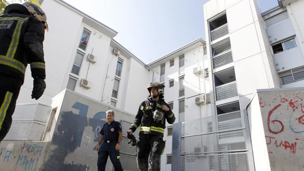 Un fuego calcina una vivienda y obliga al desalojo de un bloque en la calle Torremolinos de Córdoba