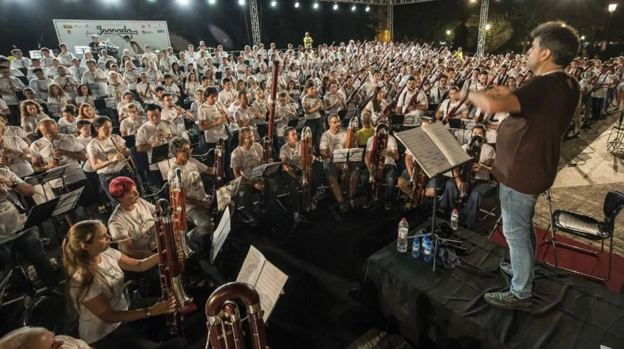 Los 500 músicos de viento madera han batido el récord mundial en Granada.