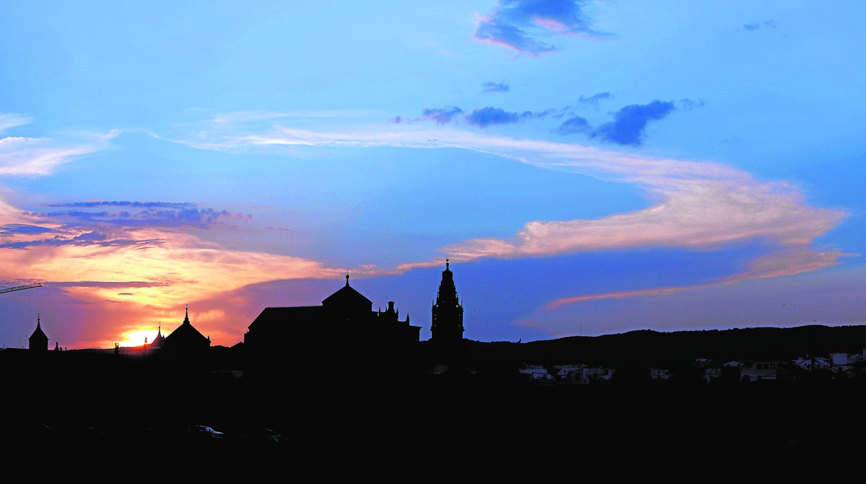 Silueta de la Mezquita-Catedral de Córdoba en un atardecer